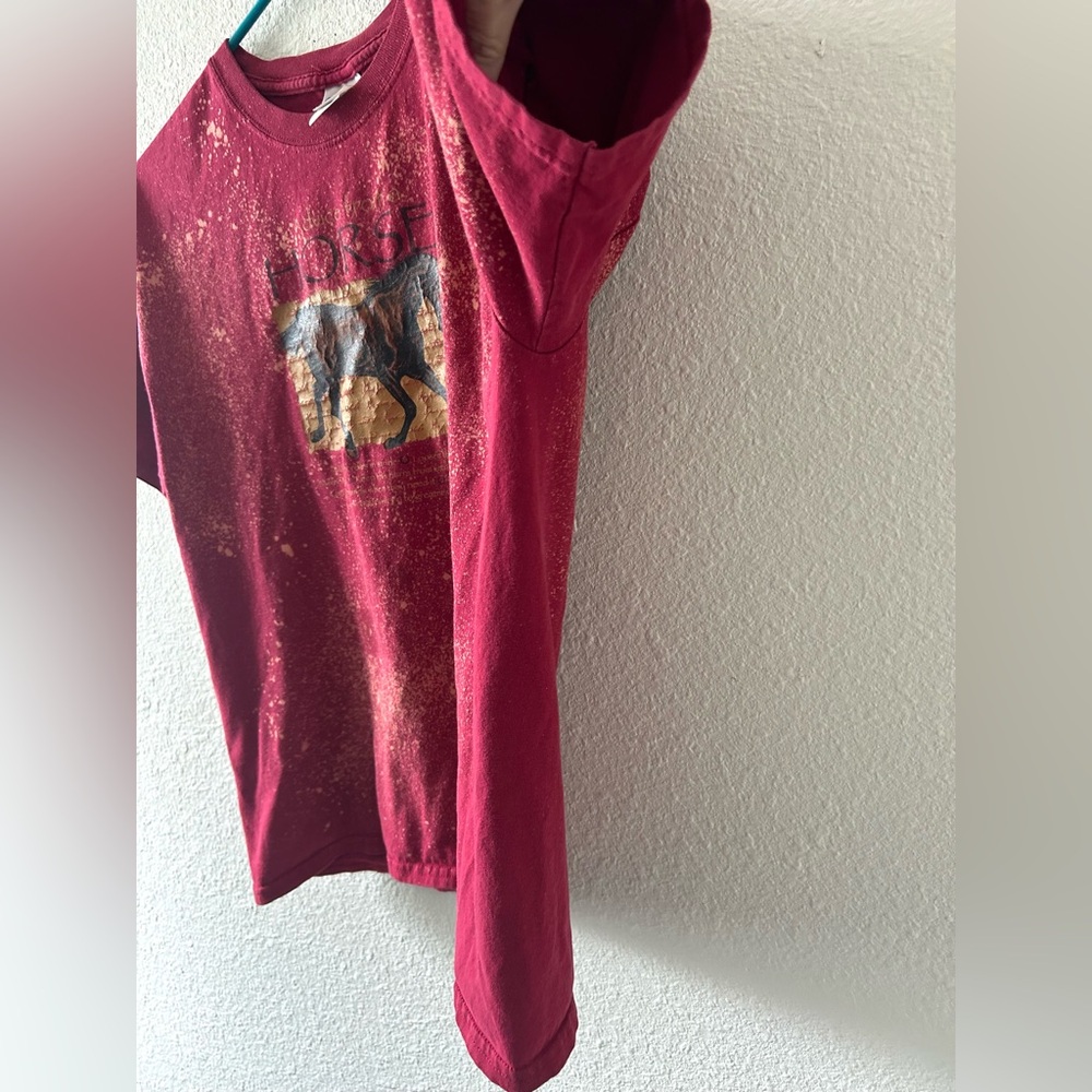 Gildan Medium Bleach Dyed Horse Graphic Tee | Red Distressed Style - Picture 4 of 9